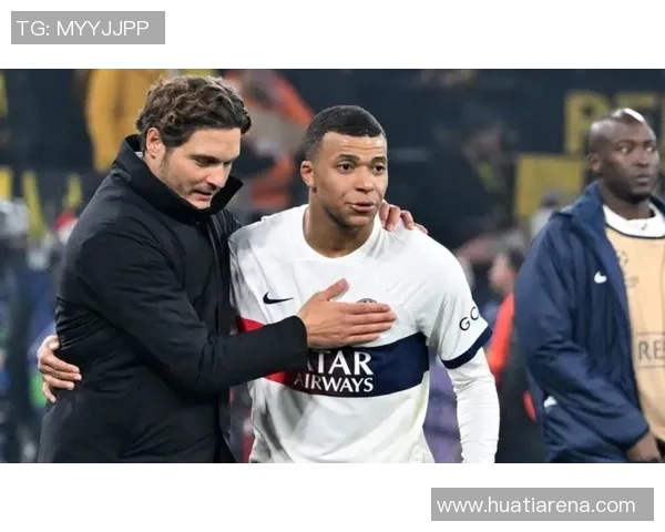 姆巴佩赛后与恩里克亲切交流并向前队友们表达一致意见